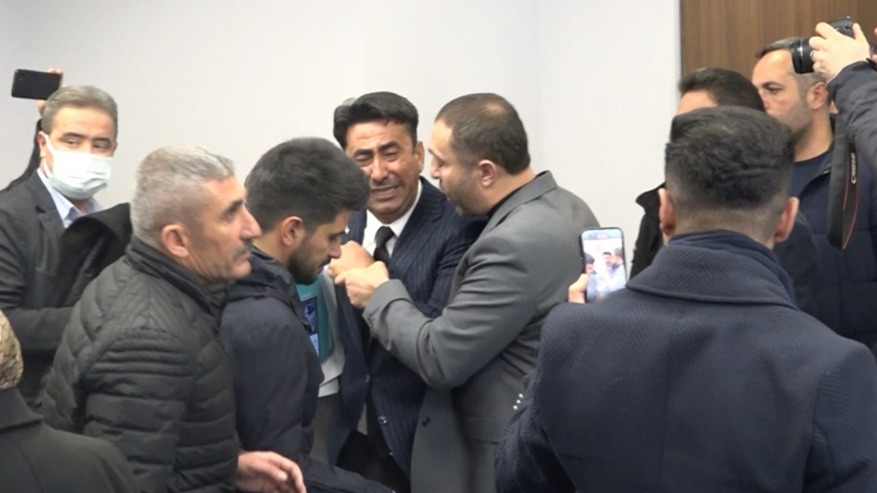 Adaylığı Reddedilen Eski Başkan Gözyaşlarına Boğuldu