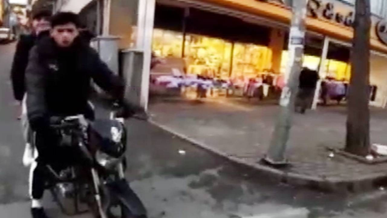 Bursa'da Motosikletli Kuryelerin 'Önce Ben' Kavgası Sohbete Döndü