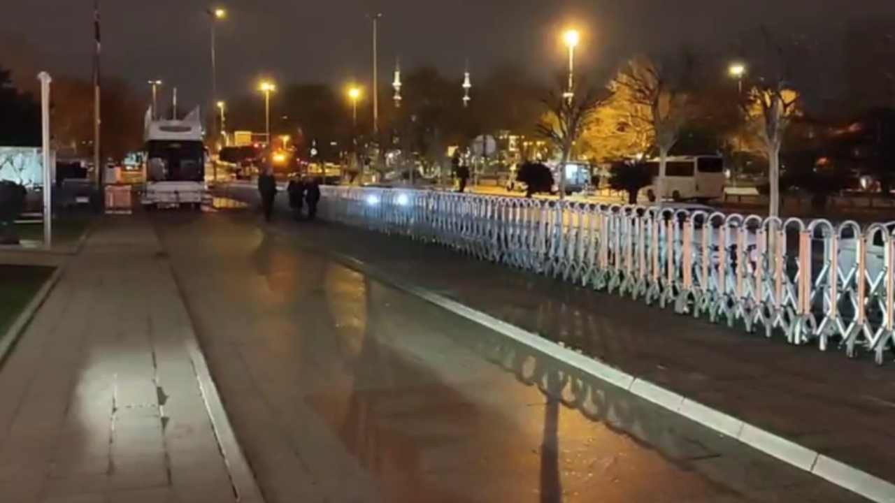 CHP Lideri Özel, Gözaltına Alınan İmamoğlu'na Destek İçin Saraçhane'de
