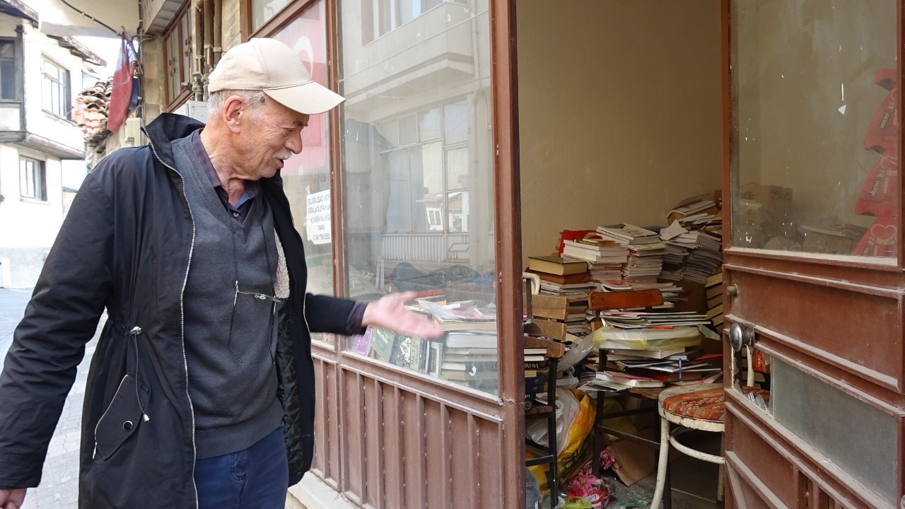 Tavşanlı'da Kitabevinden Ücretsiz Kitap Yerine Hırsızlık!