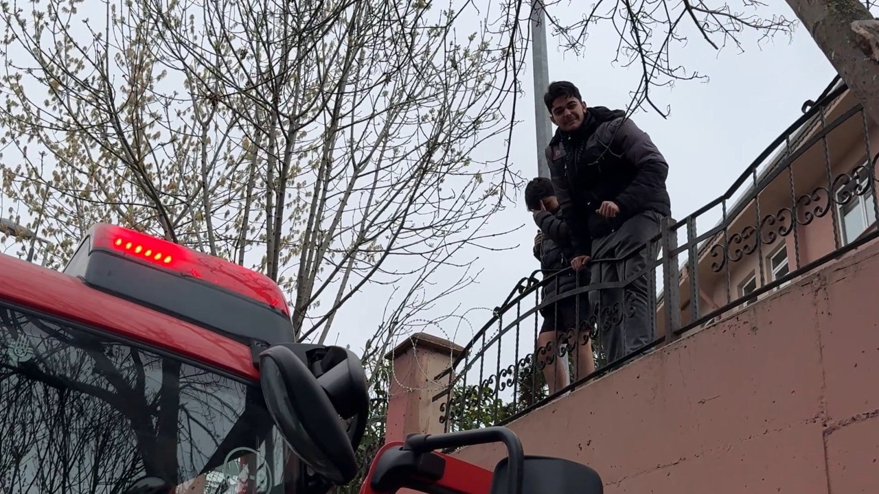 Avcılar'da Kilitli Okulda Mahsur Kalan Kardeşleri İtfaiye Kurtardı
