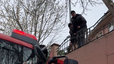 Avcılar'da Kilitli Okulda Mahsur Kalan Kardeşleri İtfaiye Kurtardı