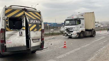 Gebze'de Feci Kaza: İşçi Servisi ve TIR Çarpıştı, 8 Yaralı