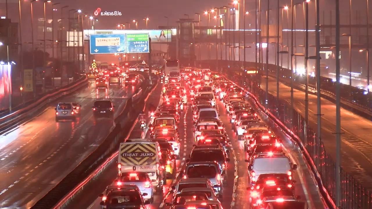 İstanbul'da Bayram Trafiği Gece de Devam Etti