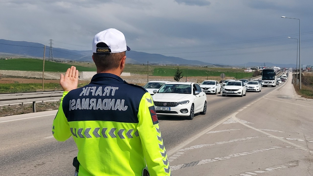 Bayram Trafiği Başladı: D100 Karayolu Merzifon Geçişinde Yoğunluk, Ekipler Denetimde!