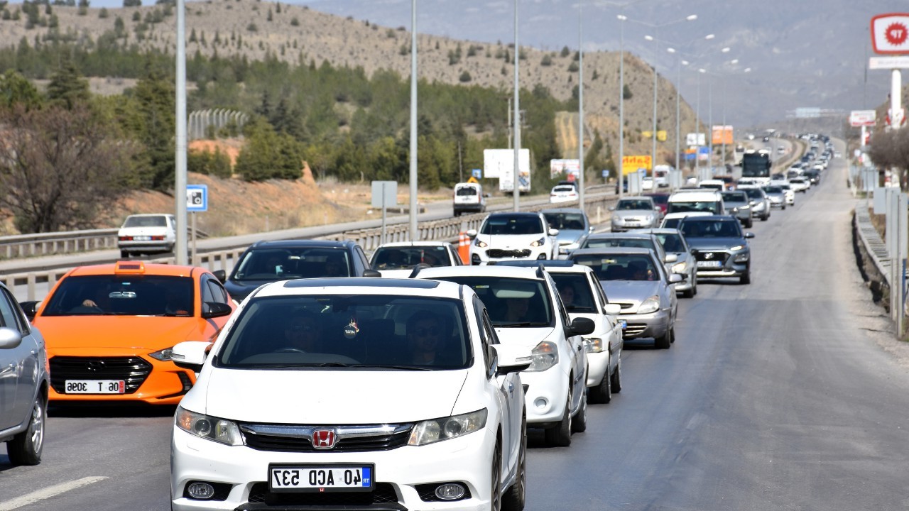Kırıkkale'de Bayram Öncesi Trafik Yoğunluğu Zirvede: "Kilit Kavşak" Doldu Taştı