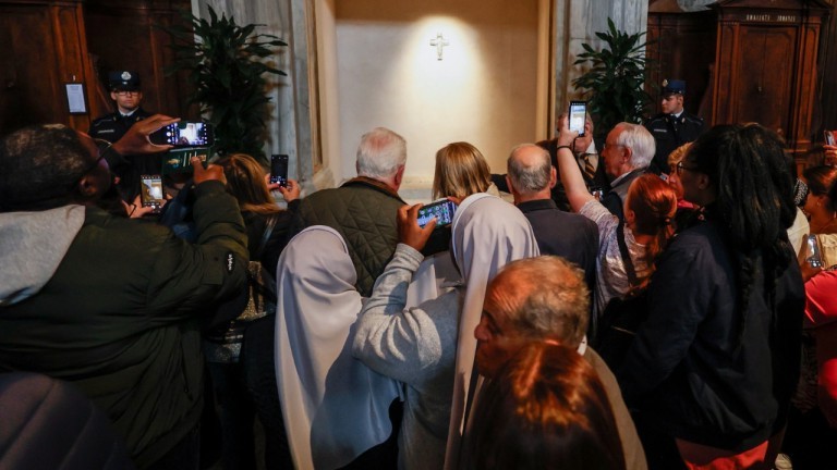Papa Franciscus Son Yolculuğuna Uğurlandı: Cenaze Vatikan'da, Defin Roma'da