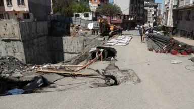 İstanbul'da korkutan sabah: İnşaat çöktü, komşu binalar boşaltıldı!