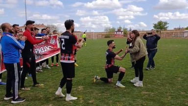 Nevşehir'de Yeşil Sahada Hayatının Golünü Attı: Sahadaki Evlilik Teklifi Kupayla Taçlandı!