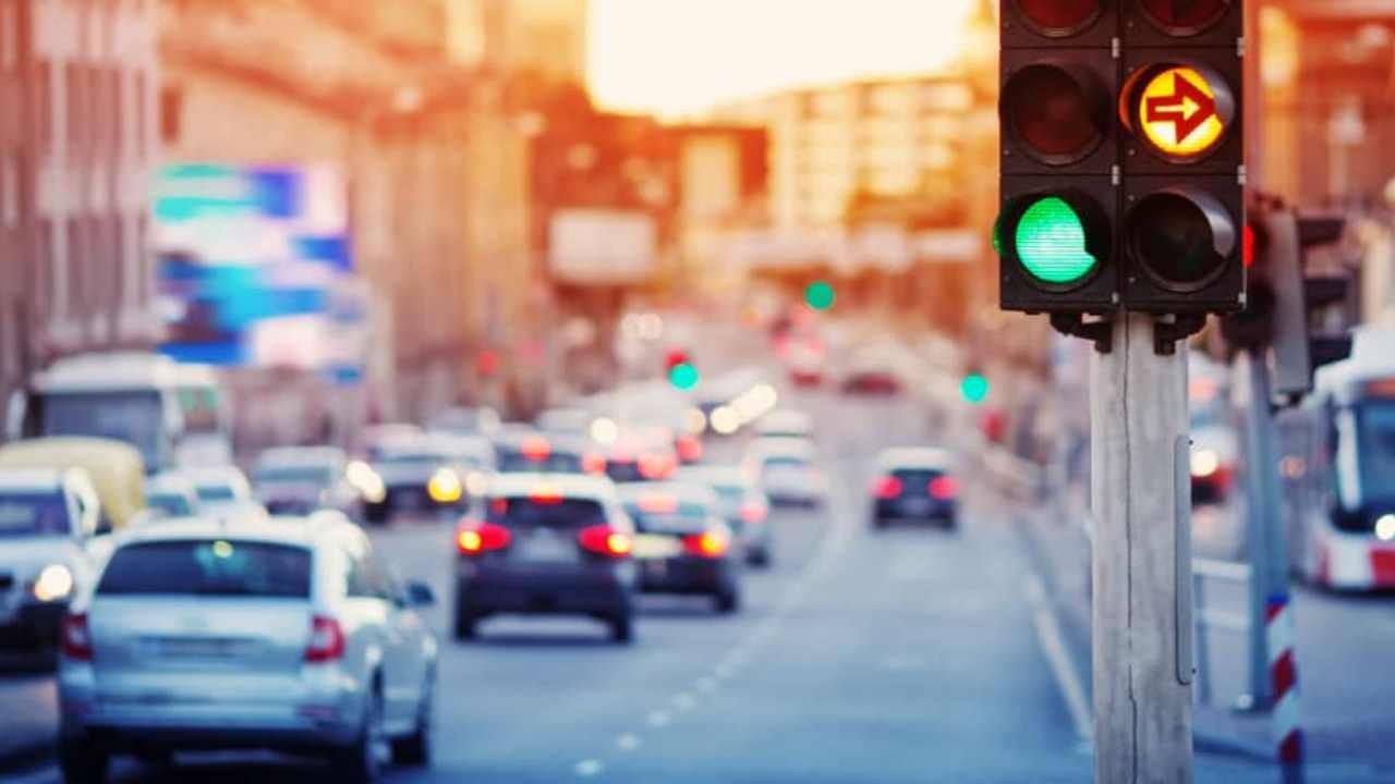 TÜVTÜRK'ten FLAŞ Plaka Uyarısı: O 'küçük' detay artık AĞIR KUSUR! Bunu yapan trafikte men olacak