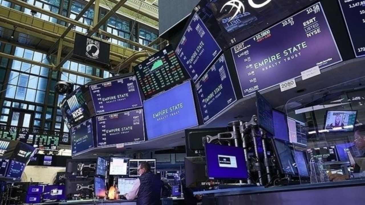 Wall Street'te ticaret rüzgarı: S&P 500 rekor kırdı, Nasdaq uçtu, Dow neden düştü? İşte piyasaların nabzı!