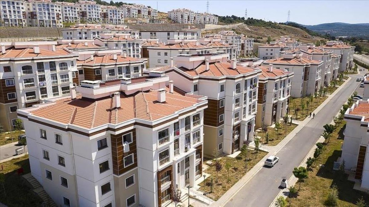 Ücret alamayan işçiler çatıya çıktı: TOKİ inşaatında eylem